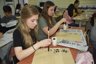 國(guó)際學(xué)院組織留學(xué)生學(xué)寫(xiě)中國(guó)書(shū)法