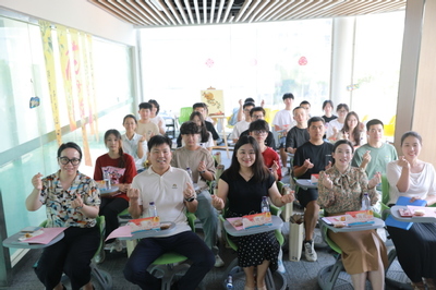 共賞‘易’輪月 同念家國情——學校舉辦中秋茶話會暨文化藝術(shù)交流活動